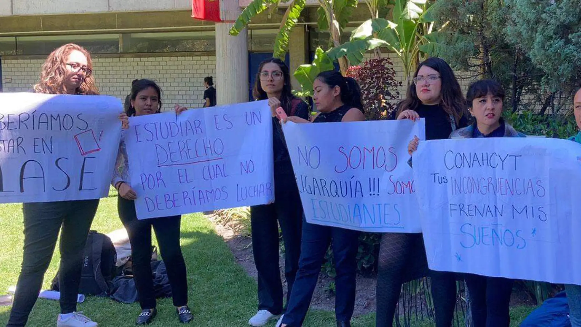 CONAHCYT deja sin becas a estudiantes de al menos 100 programas de posgrado en Puebla, acusan alumnos 